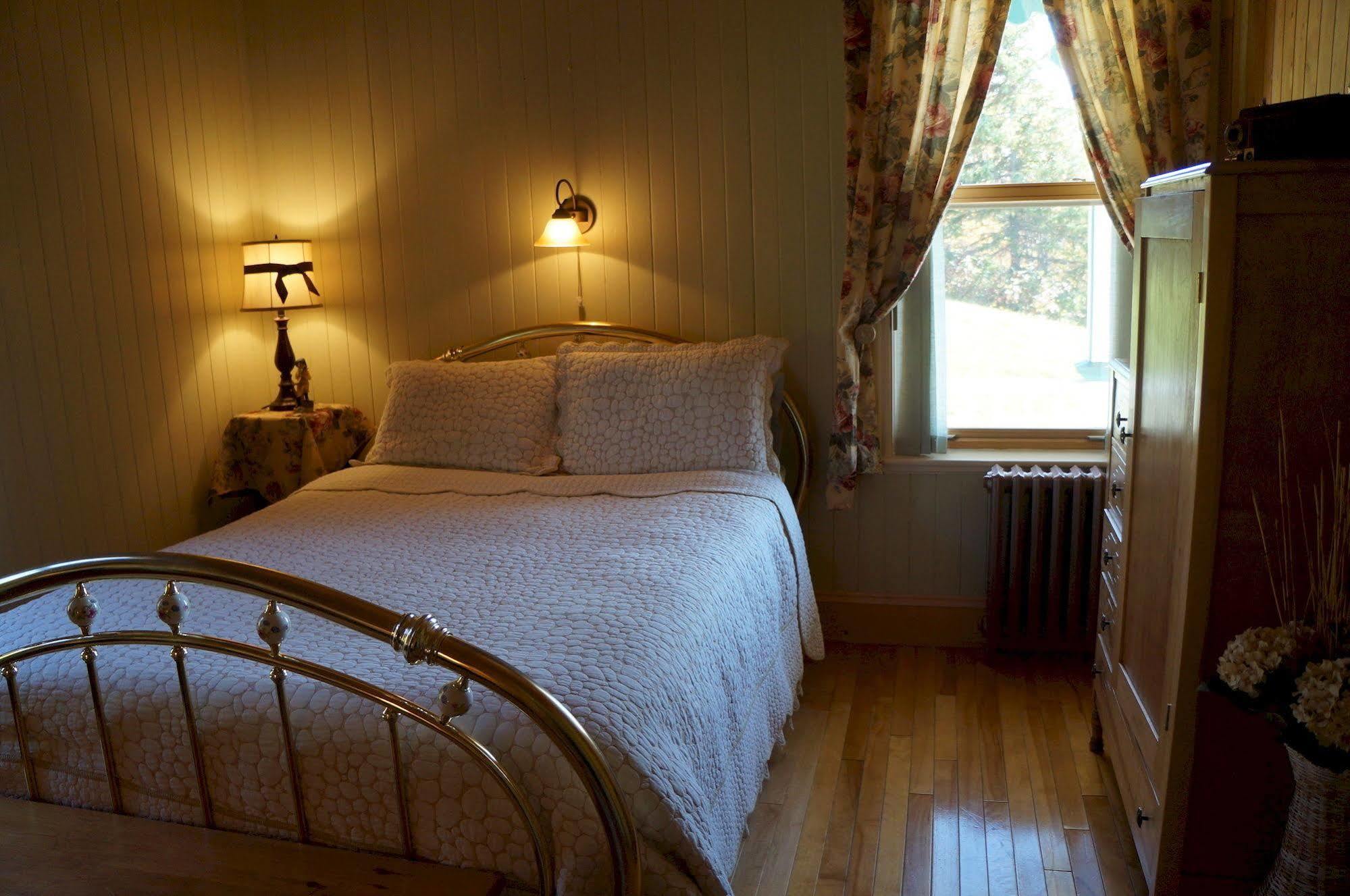 Le Manoir Du Vieux Presbytere Port-Daniel ภายนอก รูปภาพ