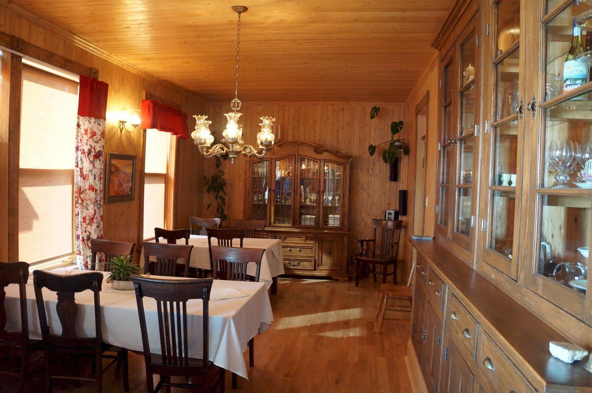 Le Manoir Du Vieux Presbytere Port-Daniel ภายนอก รูปภาพ